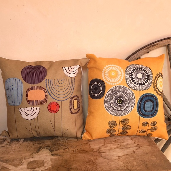 DECORATIVE THROW PILLOW SET (Includes 2) Cute Abstract Floral Design 15”x15” NEW - Picture 3 of 10